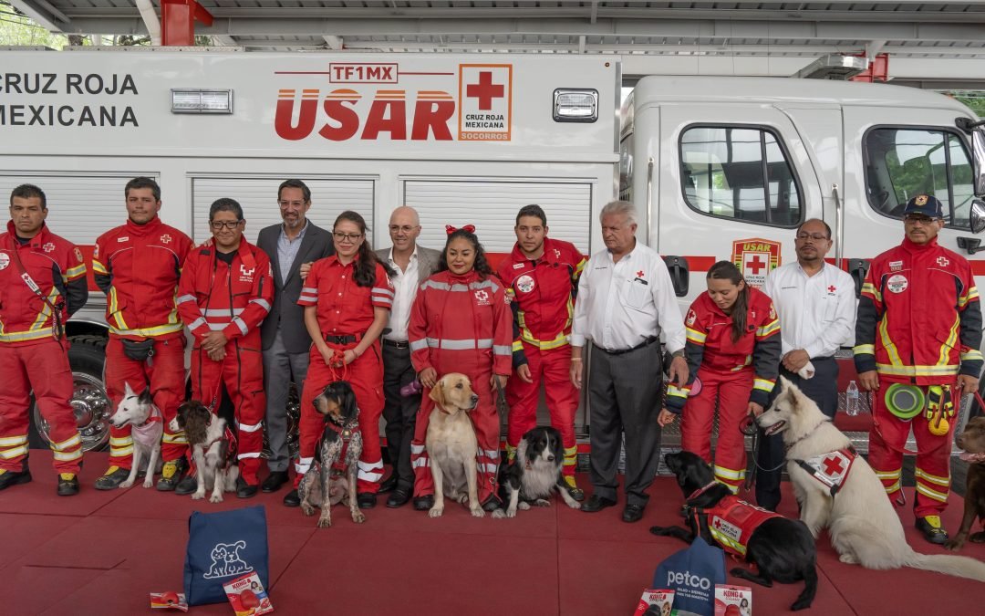Reconocen a caninos de Cruz Roja con donativo