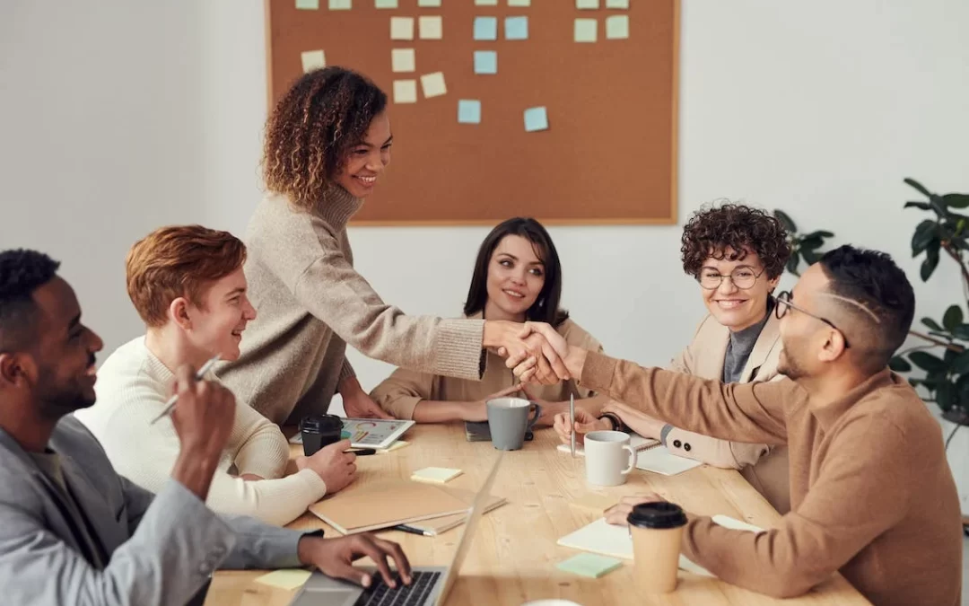 Liderazgo colaborativo para fomentar el trabajo en equipo y la sinergia