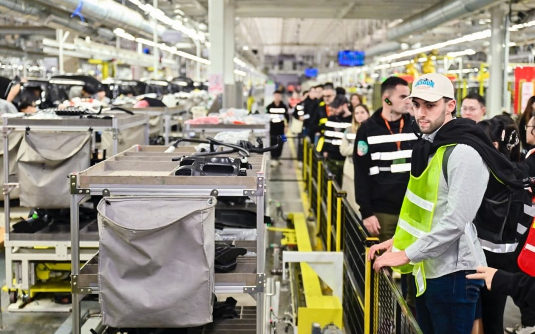 JETOUR Organizó la Primera Visita de Representantes de Medios y Usuarios Globales a la Fábrica Inteligente de Fuzhou