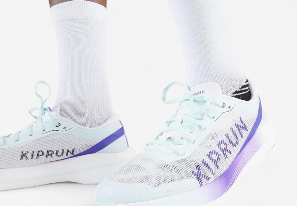 Llegan a Colombia unas de las zapatillas con placa de carbono de running más económicas del mercado