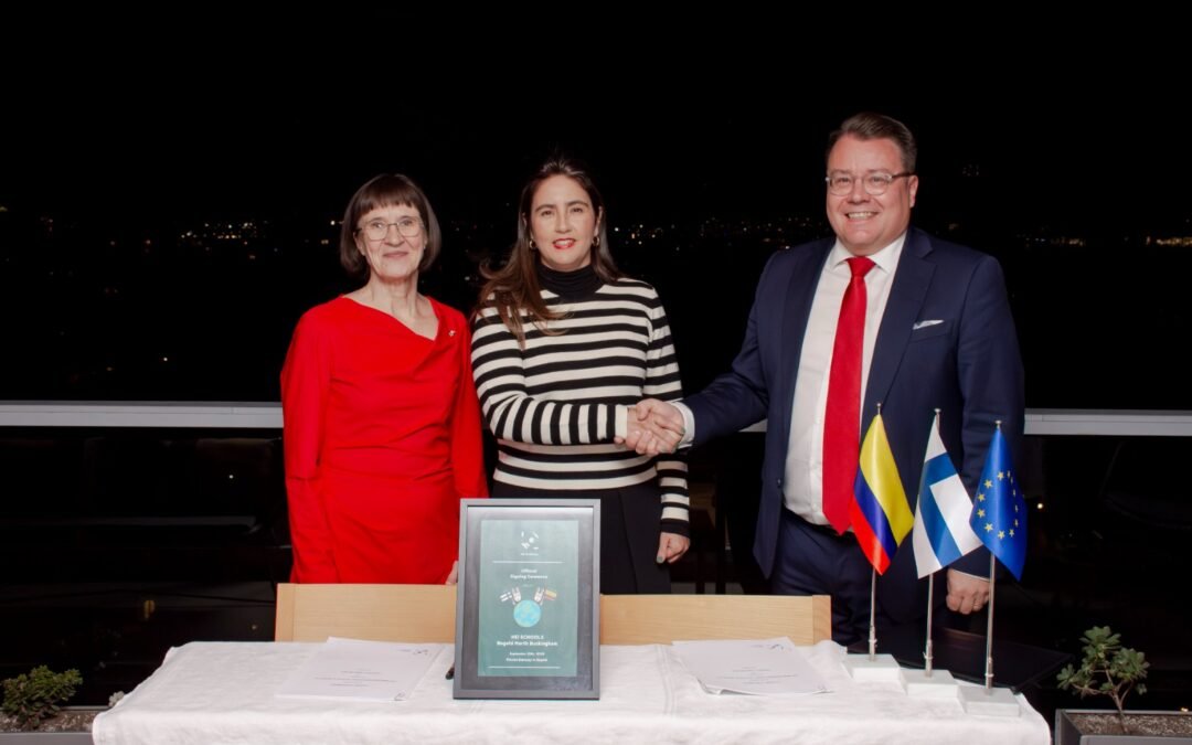 Hito Educativo: Buckingham School firma acuerdo para convertirse en el primer colegio del país en implementar el modelo HEI Schools de Finlandia