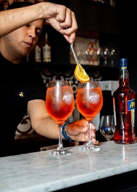 El maridaje perfecto para compartir: Aperol Spritz y cinco sabores para celebrar en Amor y Amistad
